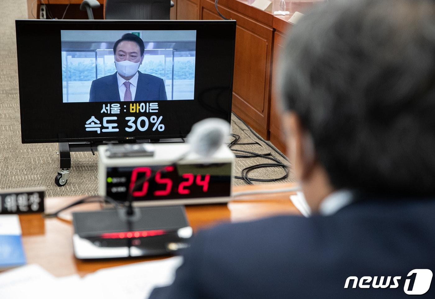 본문 이미지 - 한상혁 방송통신위원회 위원장이 6일 서울 여의도 국회에서 열린 과학기술정보방송통신위원회의 국정감사에서 박찬대 더불어민주당 의원의 '윤석열 해외 순방 보도' 관련 질의 화면을 바라보고 있다. 2022.10.6/뉴스1 ⓒ News1 이재명 기자