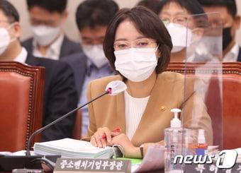 본문 이미지 - 이영 중소벤처기업부 장관이 6일 서울 여의도 국회에서 열린 산업통상자원중소벤처기업위원회의 중소벤처기업부 등에 대한 국정감사에서 의원들의 질의에 답하고 있다. 2022.10.6/뉴스1 ⓒ News1 허경 기자