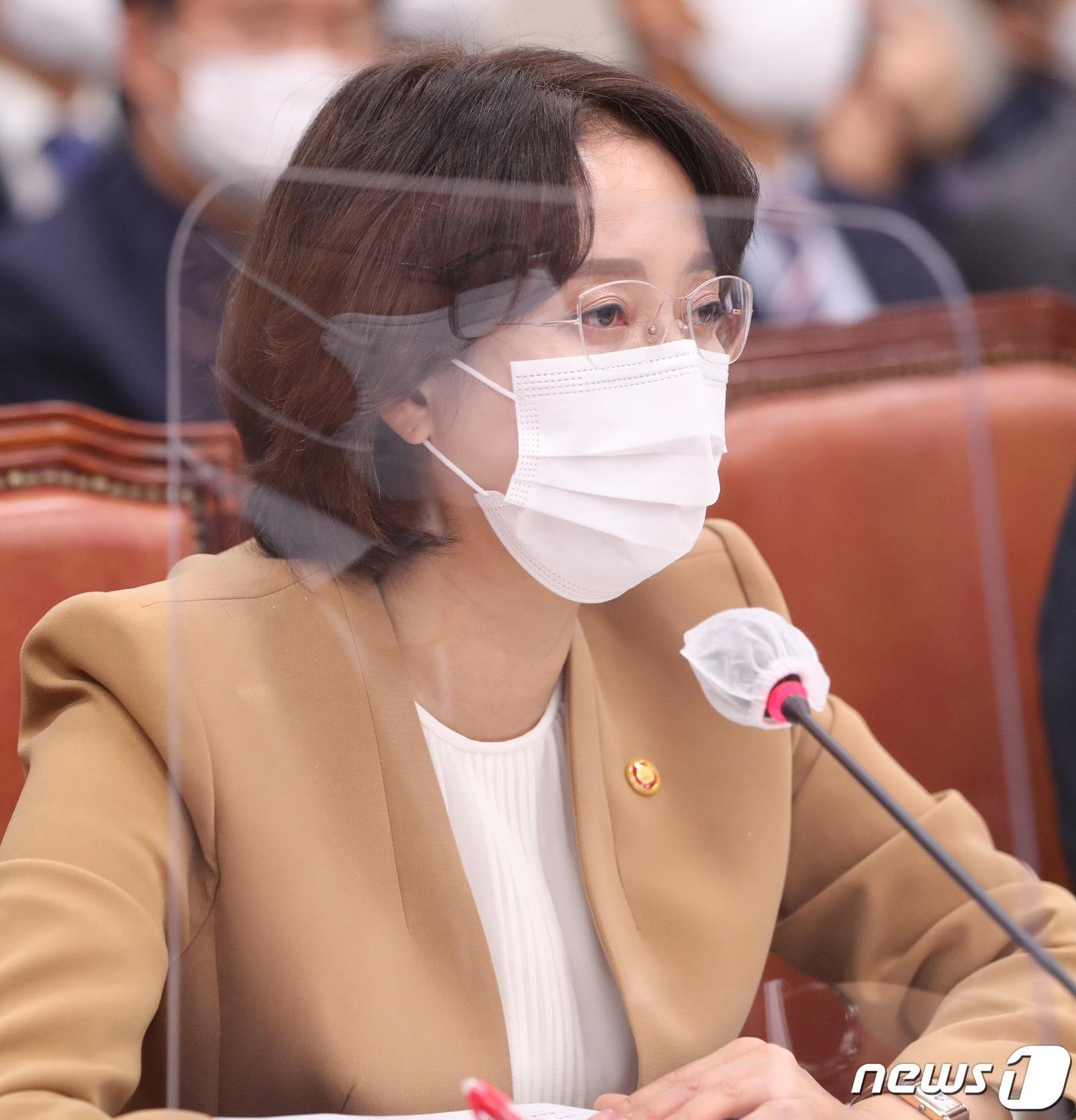 본문 이미지 - 이영 중소벤처기업부 장관이 6일 서울 여의도 국회에서 열린 산업통상자원중소벤처기업위원회의 중소벤처기업부 등에 대한 국정감사에서 의원들의 질의에 답하고 있다.(뉴스1DB)ⓒ News1