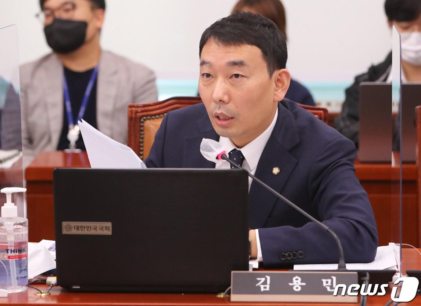 본문 이미지 - 김용민 더불어민주당 의원이 6일 서울 여의도 국회에서 열린 산업통상자원중소벤처기업위원회의 중소벤처기업부 등에 대한 국정감사에서 질의하고 있다. 2022.10.6/뉴스1 ⓒ News1 허경 기자