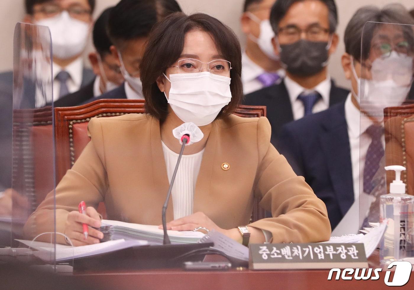 본문 이미지 - 이영 중소벤처기업부 장관이 6일 서울 여의도 국회에서 열린 산업통상자원중소벤처기업위원회의 중소벤처기업부 등에 대한 국정감사에서 의원들의 질의에 답하고 있다. 2022.10.6/뉴스1 ⓒ News1 허경 기자