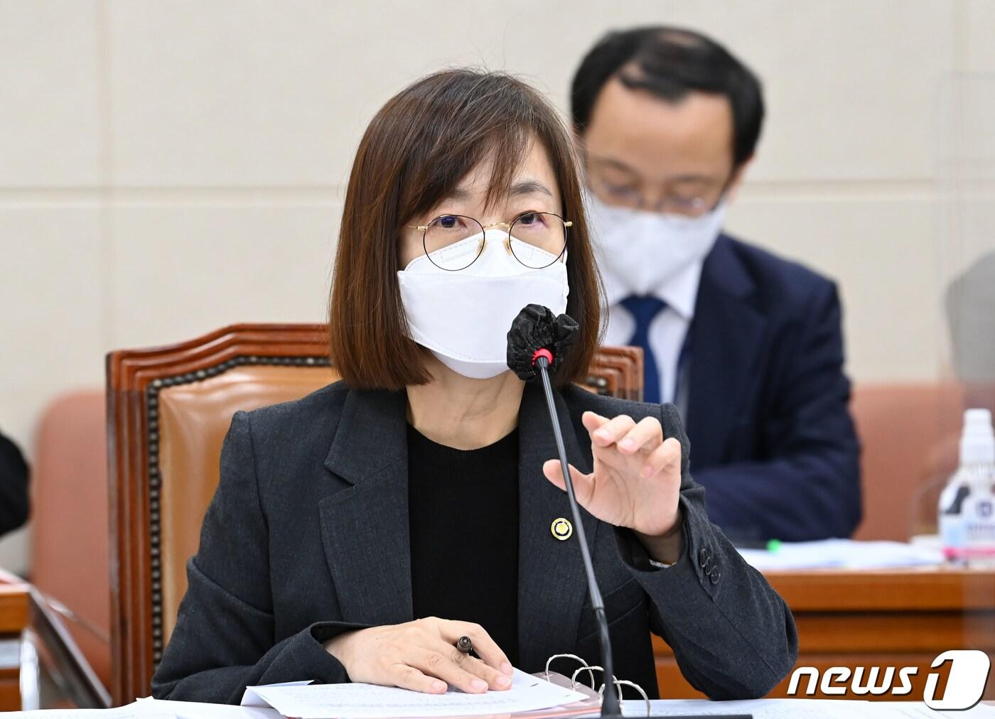 본문 이미지 - 백경란 질병관리청장이 6일 국회 보건복지위원회에서 열린 보건복지부·질병관리청에 대한 국정감사에서 발언하고 있다. (공동취재) 2022.10.6/뉴스1 ⓒ News1 허경 기자