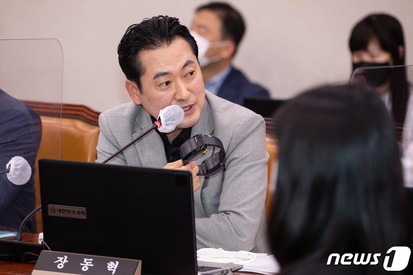 본문 이미지 - 장동혁 국민의힘 의원이 6일 서울 여의도 국회에서 열린 법제사법위원회의 법무부, 대한법률구조공단, 한국법무보호복지공단, 정부법무공단, 이민정책연구원에 대한 국정감사에서 전자발찌를 들고 한동훈 법무부 장관에게 질의하고 있다. 2022.10.6/뉴스1 ⓒ News1 유승관 기자