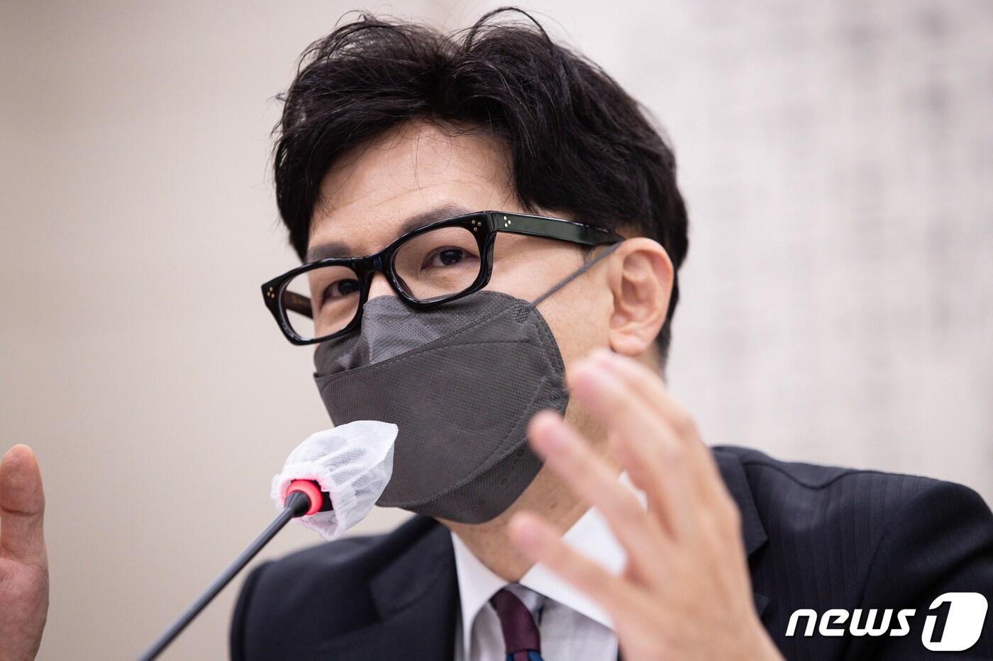 본문 이미지 - 한동훈 법무부 장관이 6일 서울 여의도 국회에서 열린 법제사법위원회의 법무부, 대한법률구조공단, 한국법무보호복지공단, 정부법무공단, 이민정책연구원에 대한 국정감사에서 의원 질의에 답하고 있다. 2022.10.6/뉴스1 ⓒ News1 유승관 기자