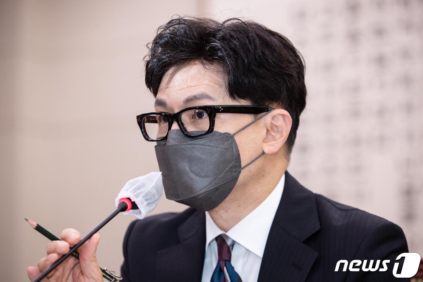 본문 이미지 - 한동훈 법무부 장관이 6일 서울 여의도 국회에서 열린 법제사법위원회의 법무부, 대한법률구조공단, 한국법무보호복지공단, 정부법무공단, 이민정책연구원에 대한 국정감사에서 의원들의 자료제출 요구에 답변하고 있다. 2022.10.6/뉴스1 ⓒ News1 유승관 기자