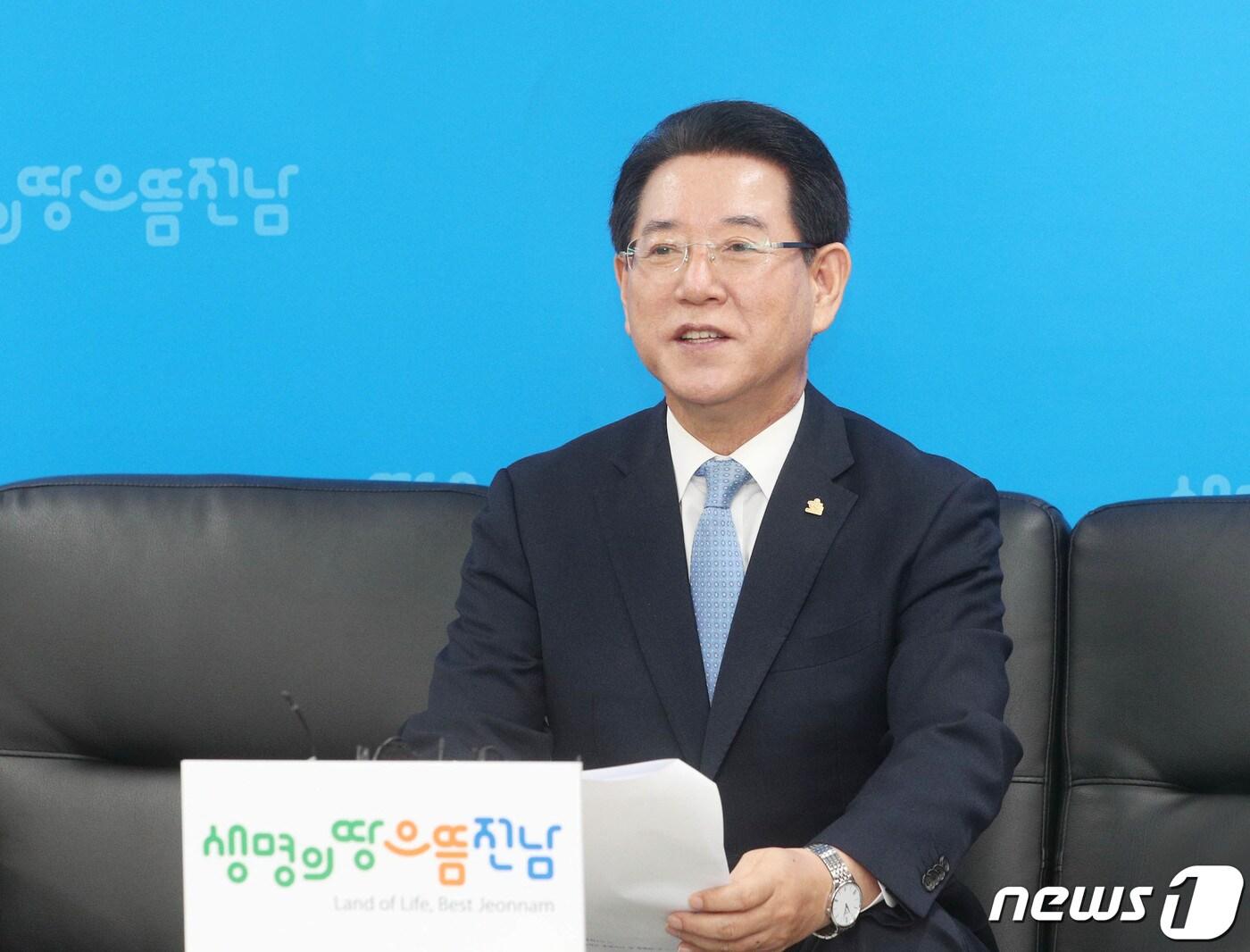 본문 이미지 - 김영록 전남도지사가 6일 오전 도청 기자실에서 민선 8기 취임 100일을 맞아 기자간담회를 갖고 있다. 김 지사는 도민들에게 향후 4년간 역점적으로 추진해야 할 국립의대 신설, 쌀값 안정화 대책, 전남 방문의 해, 8.2GW 해상풍력, 전남·광주 상생협력, 도민 행복시책 등 정책 목표와 방향을 제시했다.(전남도 제공) 2022.10.6/뉴스1