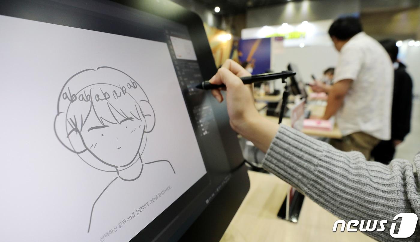 경기 고양시 일산 킨텍스에서 열린 경기국제웹툰페어를 찾은 관람객이 그림을 그리고 있다. 2022.10.6/뉴스1 ⓒ News1 박지혜 기자