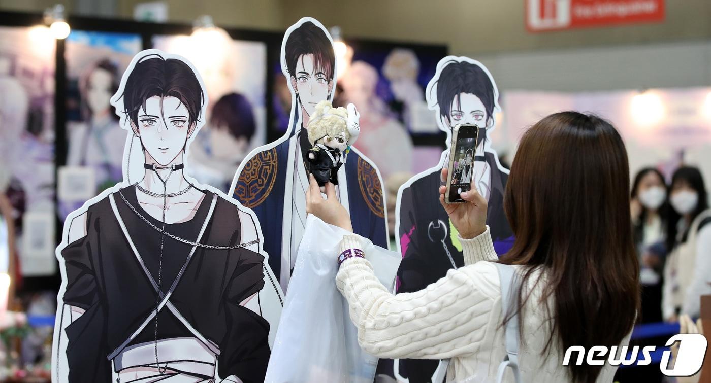 본문 이미지 - 일산 킨텍스에서 열린 경기국제웹툰페어에서 관람객들이 전시를 둘러보고 있다. 2022.10.6/뉴스1 ⓒ News1 박지혜 기자