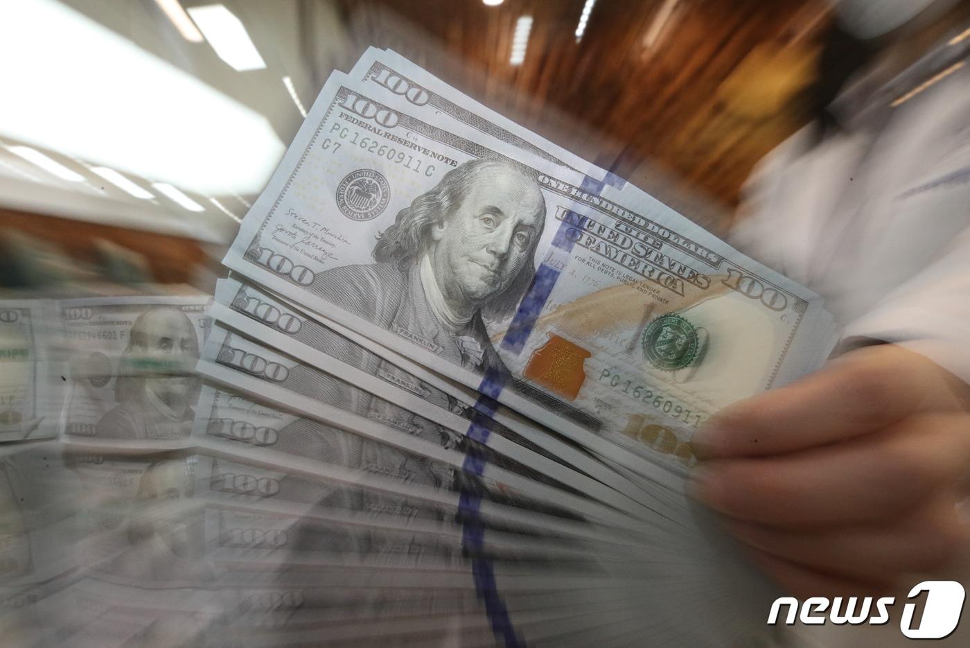 본문 이미지 - 서울 중구 하나은행 위변조대응센터에서 관계자가 달러화를 정리하고 있다. 2022.10.6/뉴스1 ⓒ News1 이승배 기자