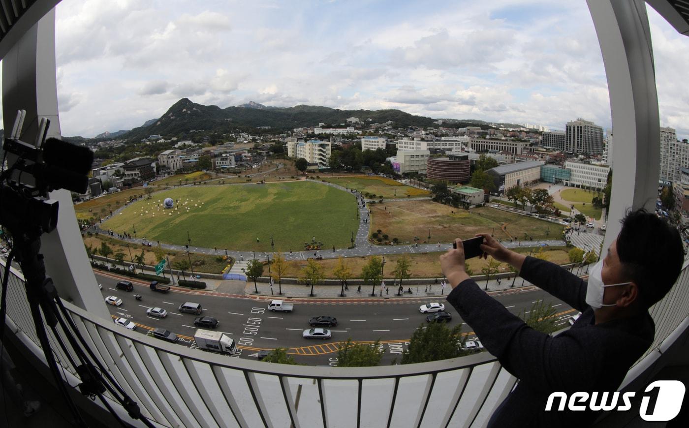 6일 서울 종로구 경복궁 인근 송현동 부지를 한 시민이 촬영하고 있다. 2022.10.6/뉴스1 ⓒ News1 송원영 기자
