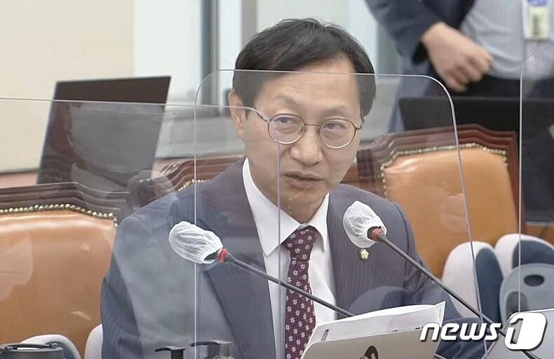 본문 이미지 - 김성주 더불어민주당 의원이 6일 정무위원회 국정감사에서 질의하고 있다.