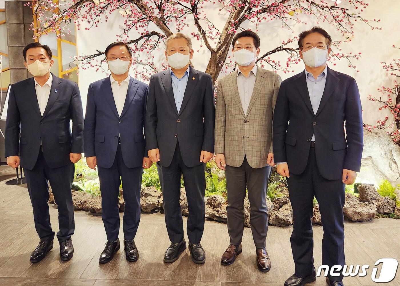 본문 이미지 - 이재준 수원시장&#40;왼쪽 첫 번째&#41;을 비롯한 4개 특례시 시장, 이상민 행정안전부 장관&#40;가운데&#41;이 간담회 후 함께하고 있다.