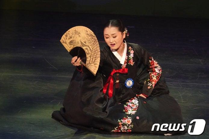 본문 이미지 - 2021년 제29회 임방울국악제에서 판소리 명창부 대통령상인 대상을 수상한 이경아씨 공연.&#40;임방울 국악제 제공&#41;2022.10.6/뉴스1