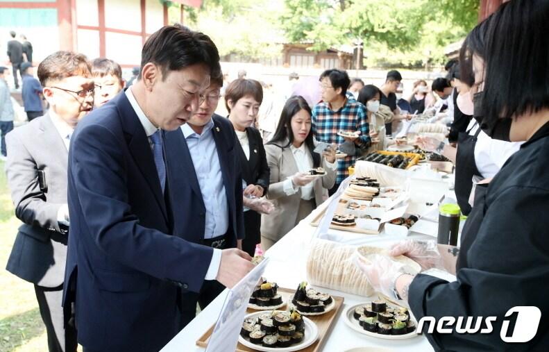 본문 이미지 - 2022 전주비빔밥 축제가 6일 전주향교에서 개최된 개막식을 시작으로 5일 간의 대장정에 돌입했다.(전주시 제공) 2022.10.6/뉴스1