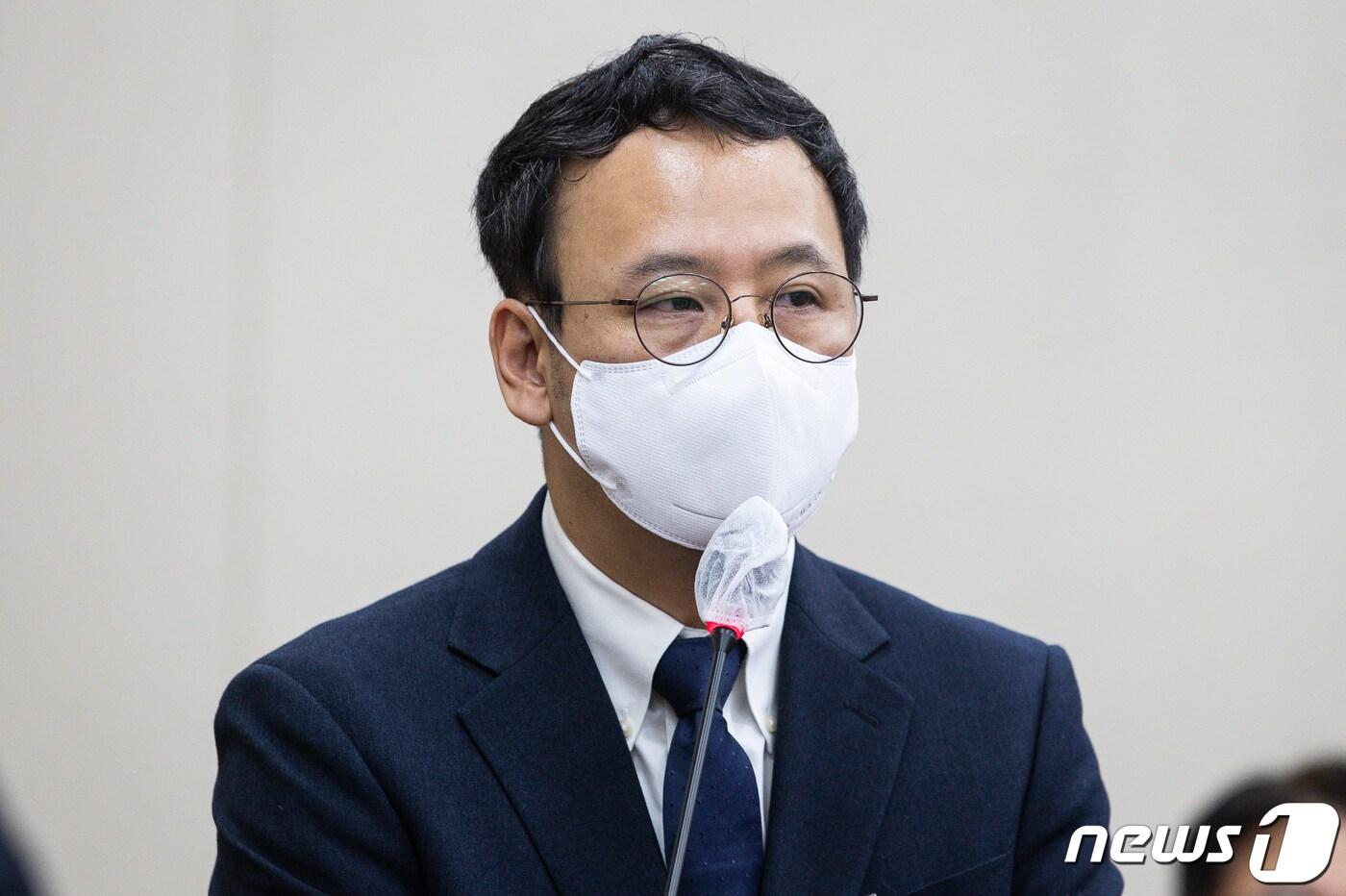 본문 이미지 - 박진홍 전 엑스탁 대표가 6일 서울 여의도 국회에서 열린 정무위원회의 금융위원회에 대한 국정감사에 증인으로 출석해 의원 질의에 답하고 있다. 2022.10.6/뉴스1 ⓒ News1 유승관 기자