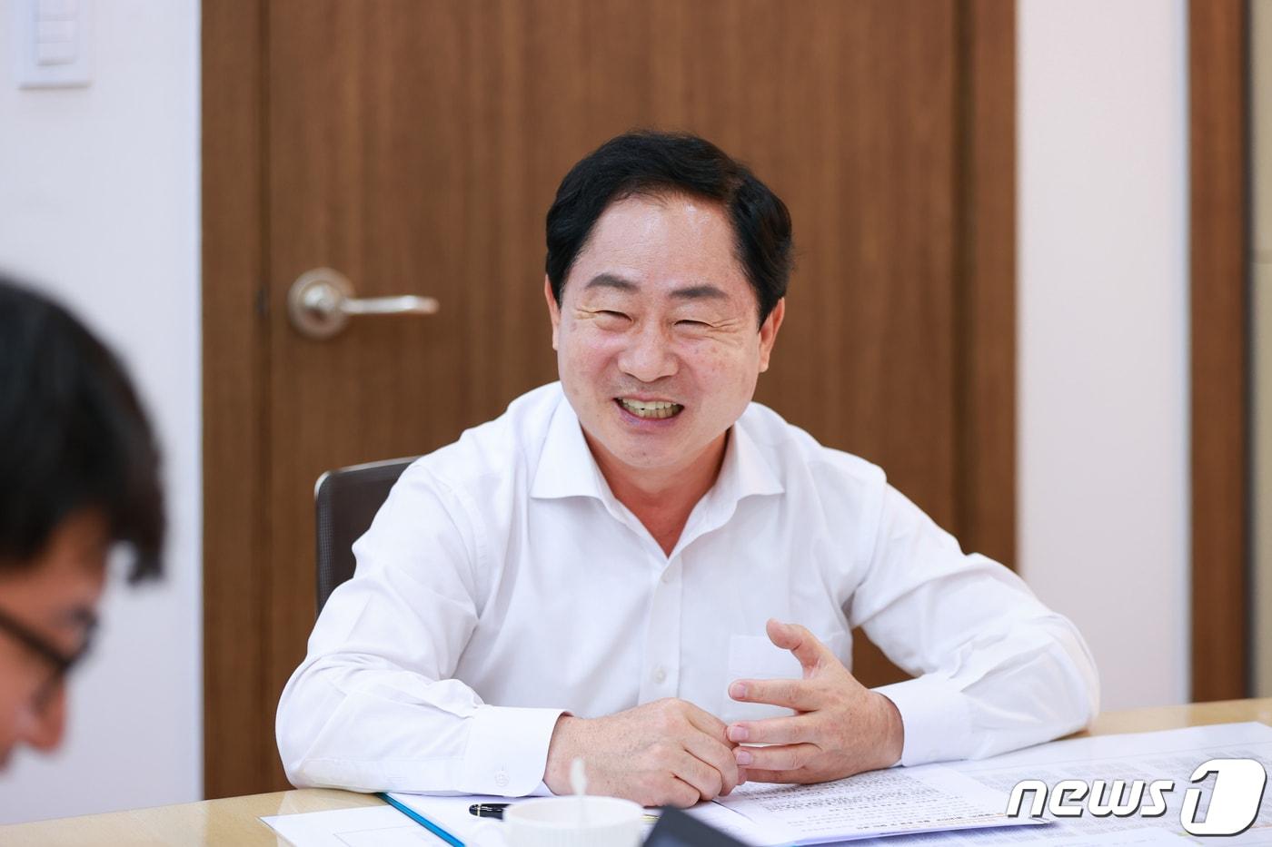 취임 100일을 맞아 뉴스1 취재진과 집무실에서 인터뷰 하는 주광덕 남양주시장