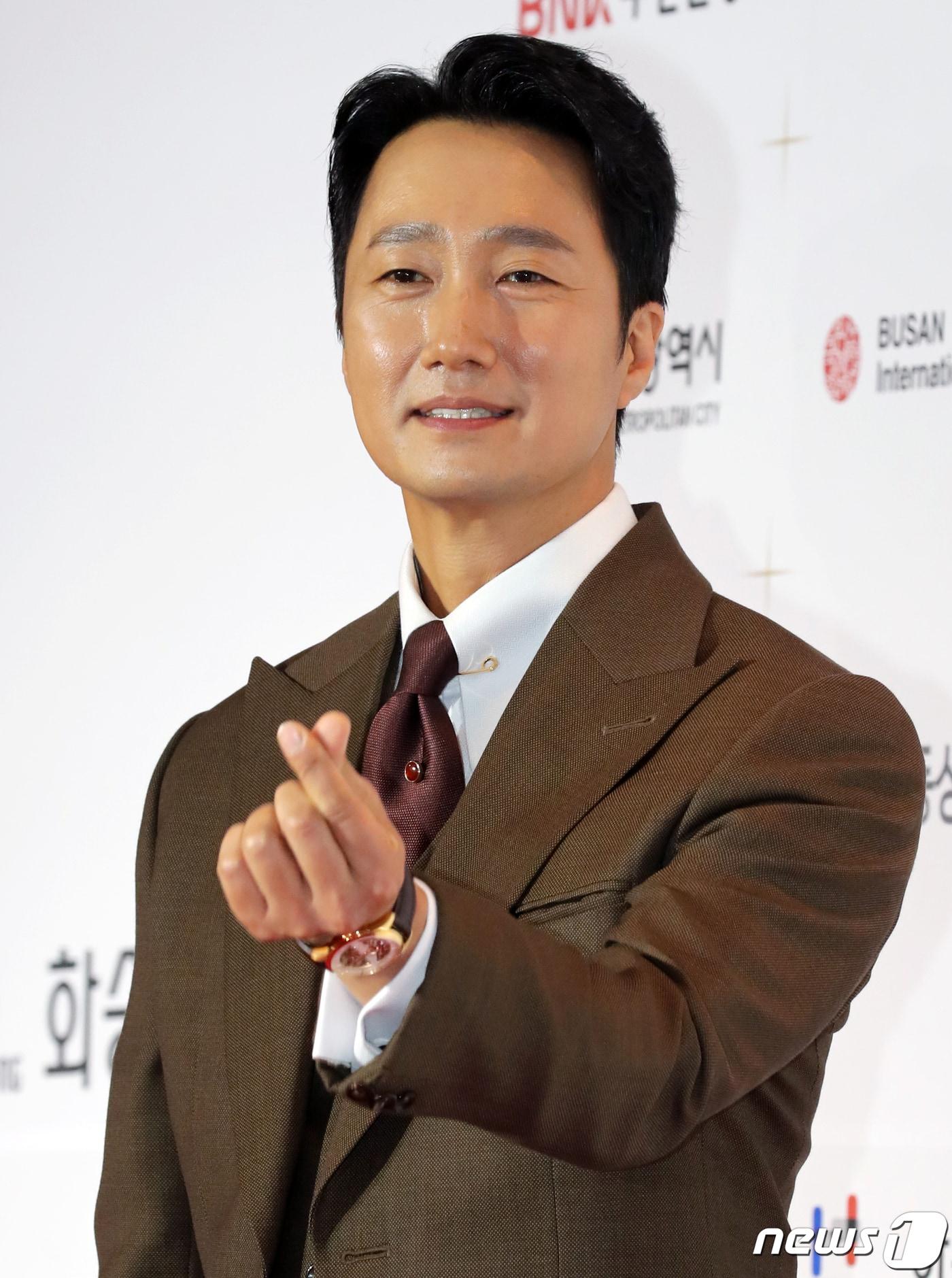 본문 이미지 - 배우 박해일이 6일 오후 부산 해운대구 시그니엘 부산 호텔에서 열린 31회 부일영화상 핸드프린팅 및 레드카펫 행사에 참석해 포즈를 취하고 있다. 2022.10.6/뉴스1 ⓒ News1 김진환 기자