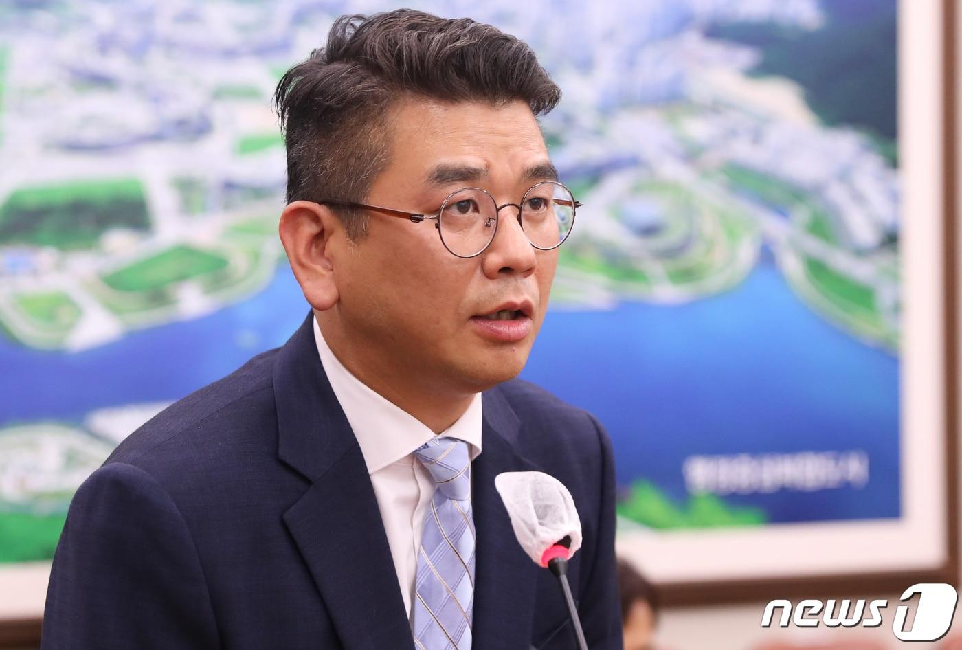 본문 이미지 - 안규진 카카오 모빌리티 부사장이 6일 서울 여의도 국회에서 열린 국토교통위원회의 국토교통부 등에 대한 국정감사에 증인으로 출석해 의원들의 질의에 답하고 있다. 2022.10.6/뉴스1 ⓒ News1 허경 기자