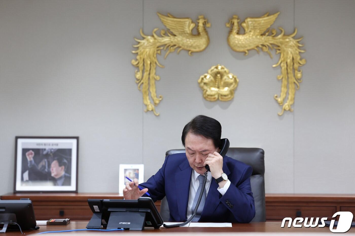 본문 이미지 - 윤석열 대통령이 6일 오후 용산 대통령실에서 기시다 후미오 일본 총리와 전화 통화를 하고 있다. (대통령실 제공) 2022.10.6/뉴스1 ⓒ News1 안은나 기자