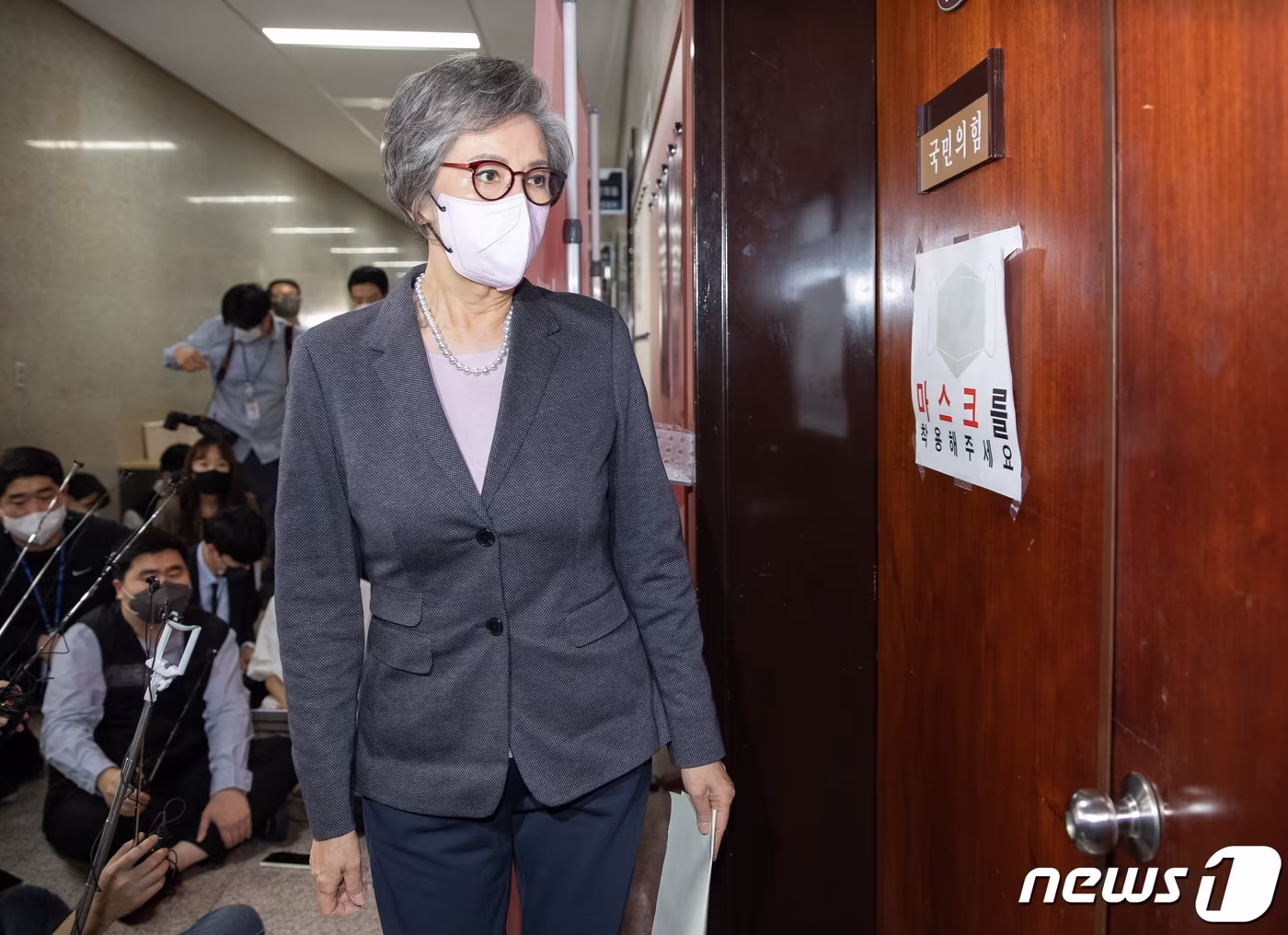 본문 이미지 - 이양희 국민의힘 윤리위원장이 6일 오후 서울 여의도 국회에서 열린 윤리위원회에 참석하며 발언을 마친 후 들어서고 있다. 2022.10.6/뉴스1 ⓒ News1 이재명 기자