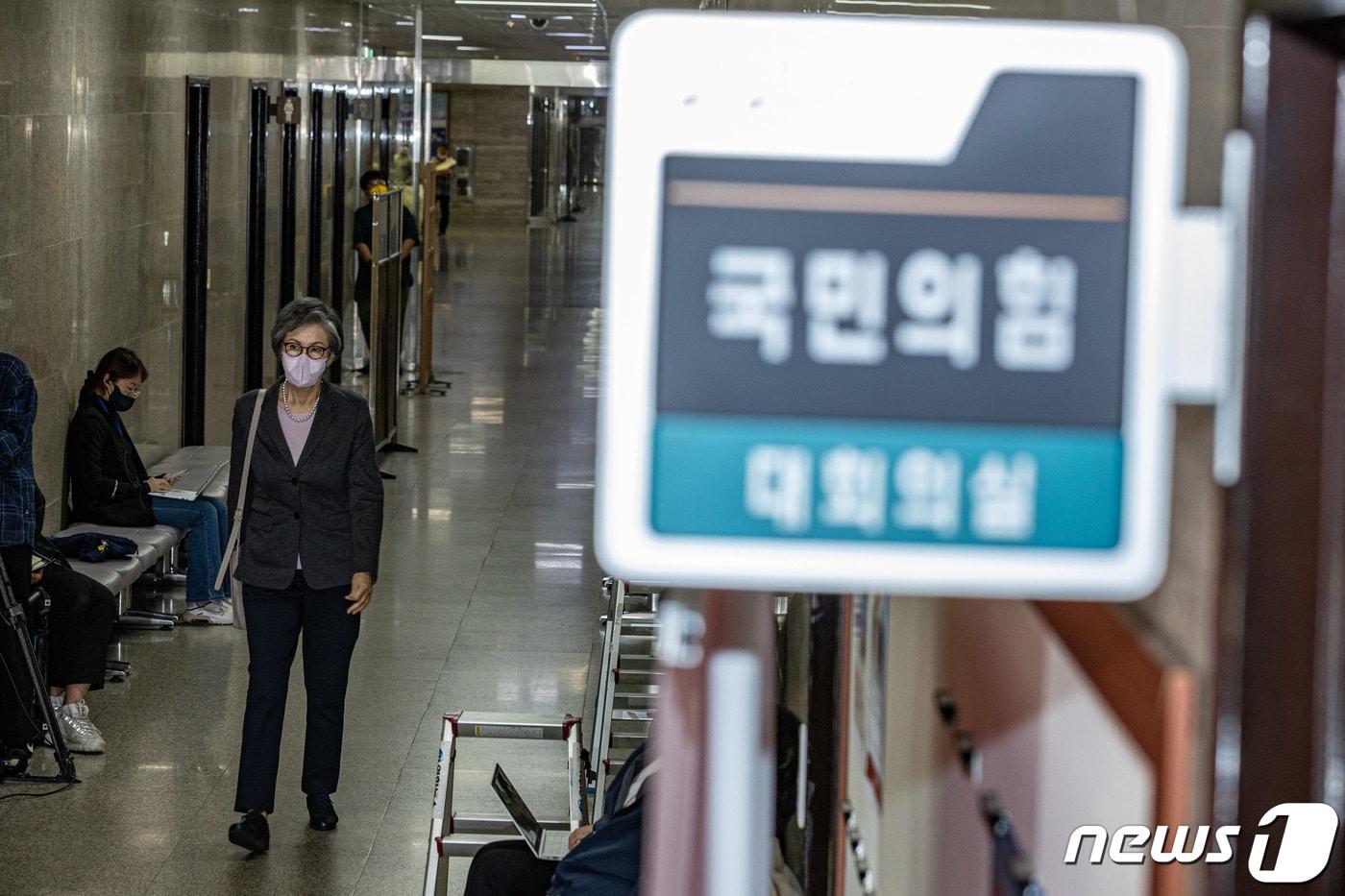 본문 이미지 - 이양희 국민의힘 윤리위원장이 6일 오후 서울 여의도 국회에서 열린 윤리위원회에 참석하고 있다. 2022.10.6/뉴스1 ⓒ News1 이재명 기자