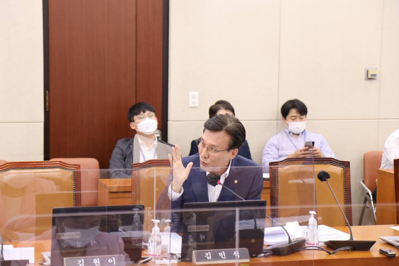 본문 이미지 -  국회 보건복지위 국정감사장의 김민석 더불어민주당 의원(김민석 의원실 제공) 