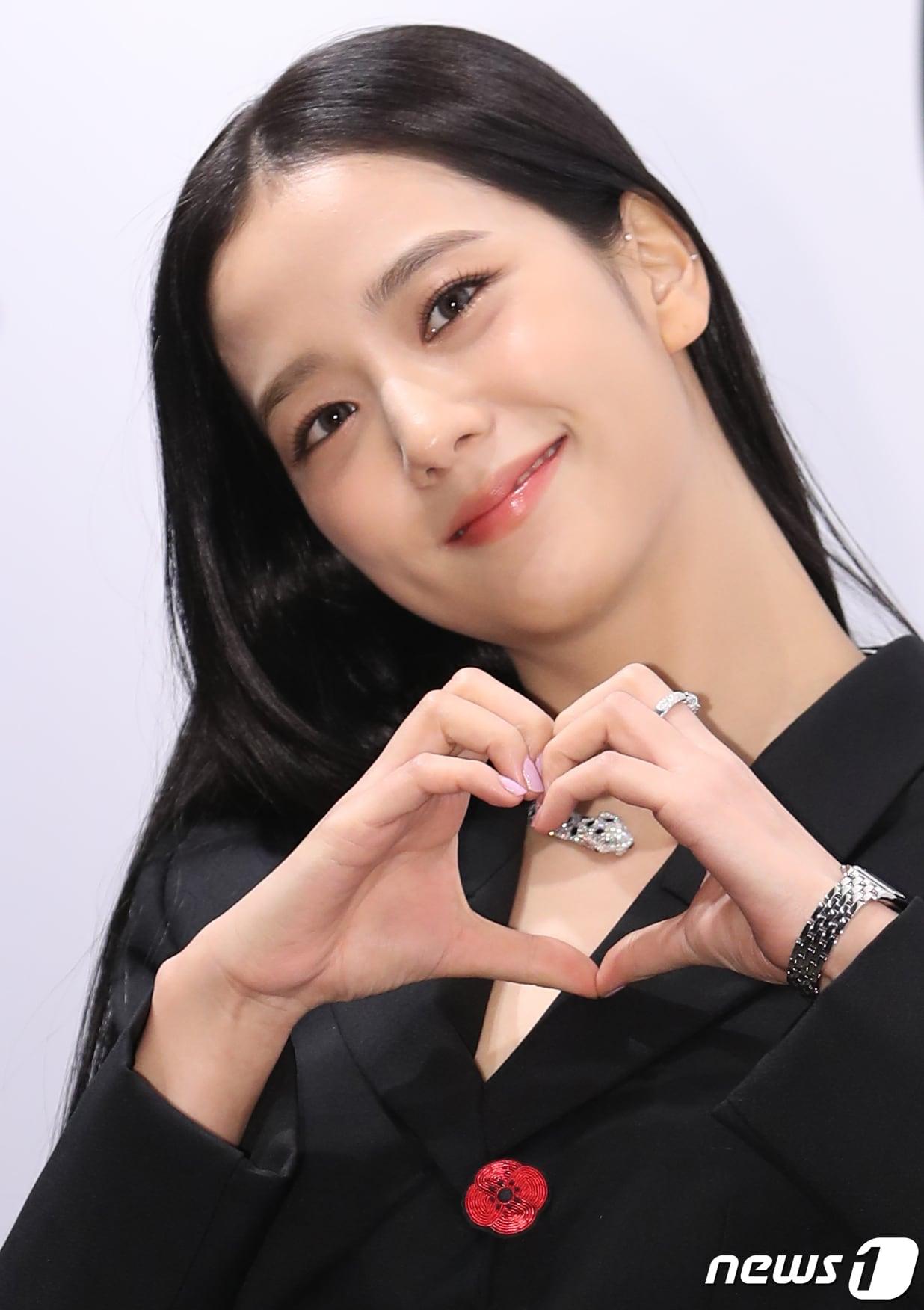 본문 이미지 - 블랙핑크(BLACKPINK) 지수가 명품 비주얼에 사랑스러운 애교로 현장을 사랑으로 물들였다. ⓒ News1 권현진 기자