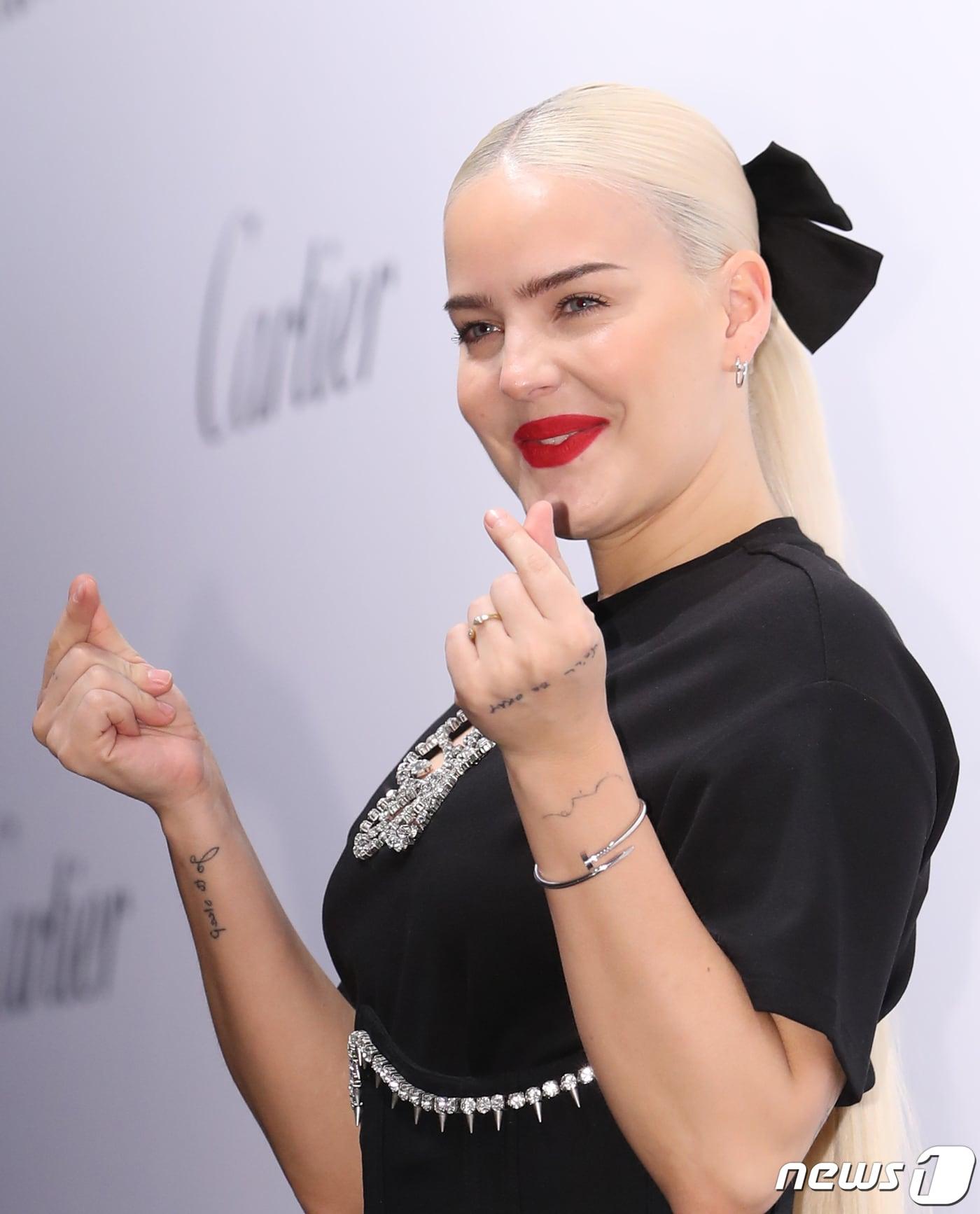 본문 이미지 - 영국 싱어송라이터 앤 마리(Anne-Marie)가 K-하트로 한국 사랑을 듬뿍 드러냈다. ⓒ News1 권현진 기자