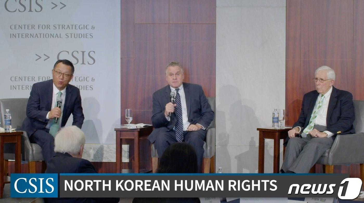 미국 워싱턴DC에서 열린 전략국제문제연구소(CSIS)가 주최한 북한 인권 주제 세미나에서 크리스토퍼 스미스 미국 뉴저지 하원의원은 인플레이션 감축법(IRA)으로 인해 한국산 전기차가 보조금 지급 제외 품목이 된 것은 “차별적이고 불공정하다”고 말했다. 가운데가 스미스 하원의원. CSIS 유튜브 생중계 캡쳐 갈음.