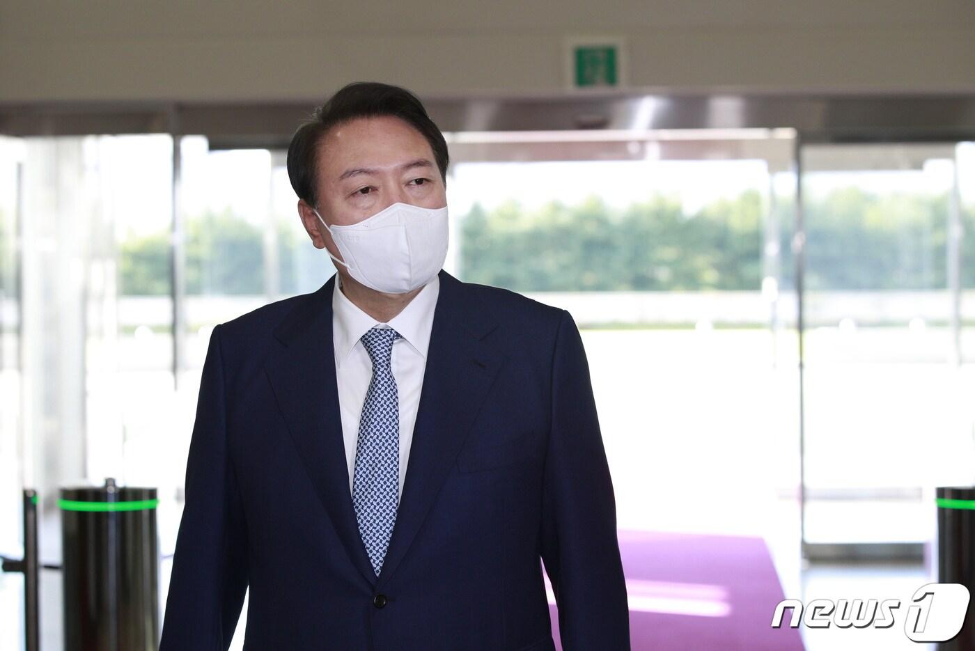 본문 이미지 - 윤석열 대통령이 7일 오전 용산 대통령실에서 기자들과 출근길 문답(도어스테핑)을 하고 있다. 2022.10.7/뉴스1 ⓒ News1 안은나 기자
