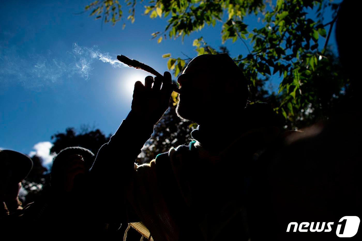 한 남성이 대마초를 흡연하고 있다. (자료사진) (사진은 기사 내용과 무관함) ⓒ AFP=뉴스1 ⓒ News1 정윤영 기자