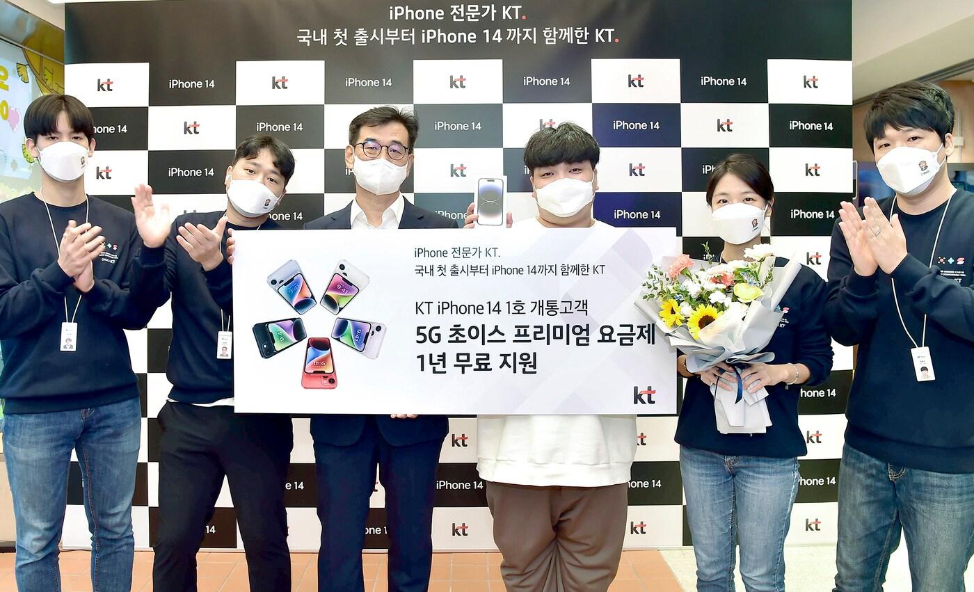 KT가 7일 오전 서울 홍대입구역에 위치한 '홍대 애드샵 플러스'(Add Shop+) 매장에서 아이폰14 1호 개통 행사를 진행했다고 밝혔다.(KT 제공)