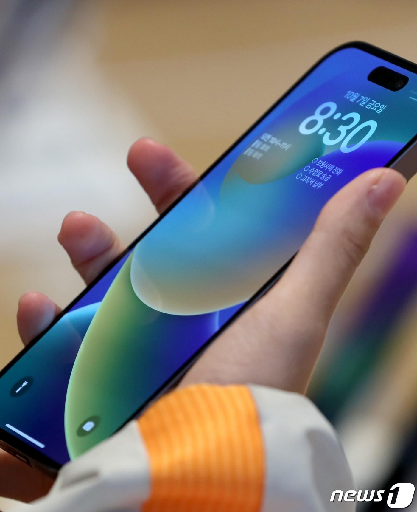 본문 이미지 - 애플의 아이폰14 등 신제품이 국내에 정식 출시한 지난해 10월 7일 서울 중구 애플스토어 명동점에서 한 시민이 아이폰14를 살펴보고 있다. 2022.10.7/뉴스1 ⓒ News1 장수영 기자