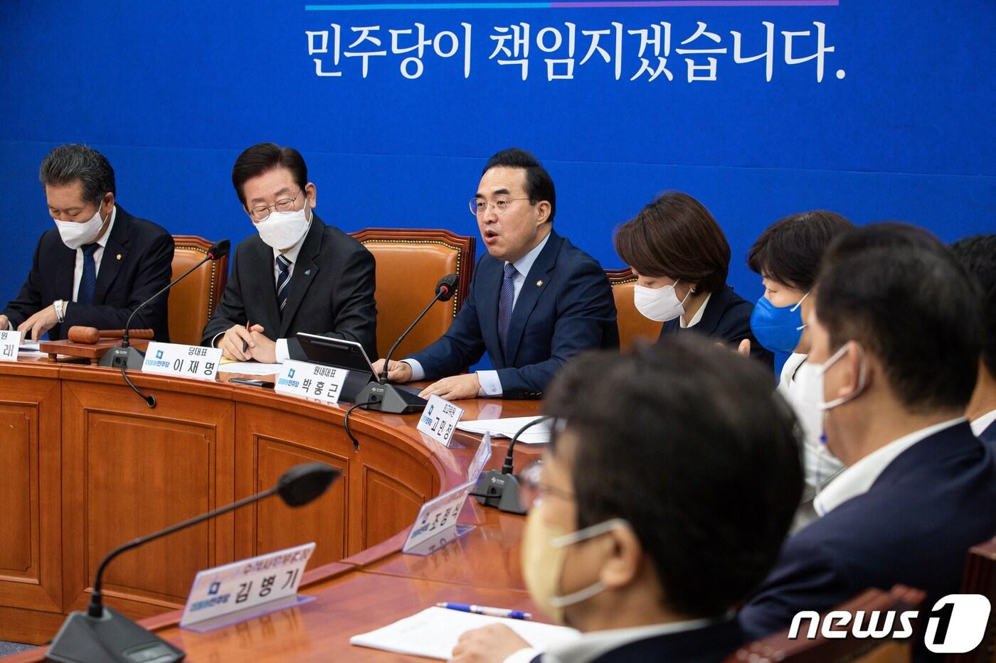 본문 이미지 - 박홍근 더불어민주당 원내대표가 7일 서울 여의도 국회에서 열린 최고위원회의에서 모두 발언을 하고 있다./뉴스1 ⓒ News1 유승관 기자