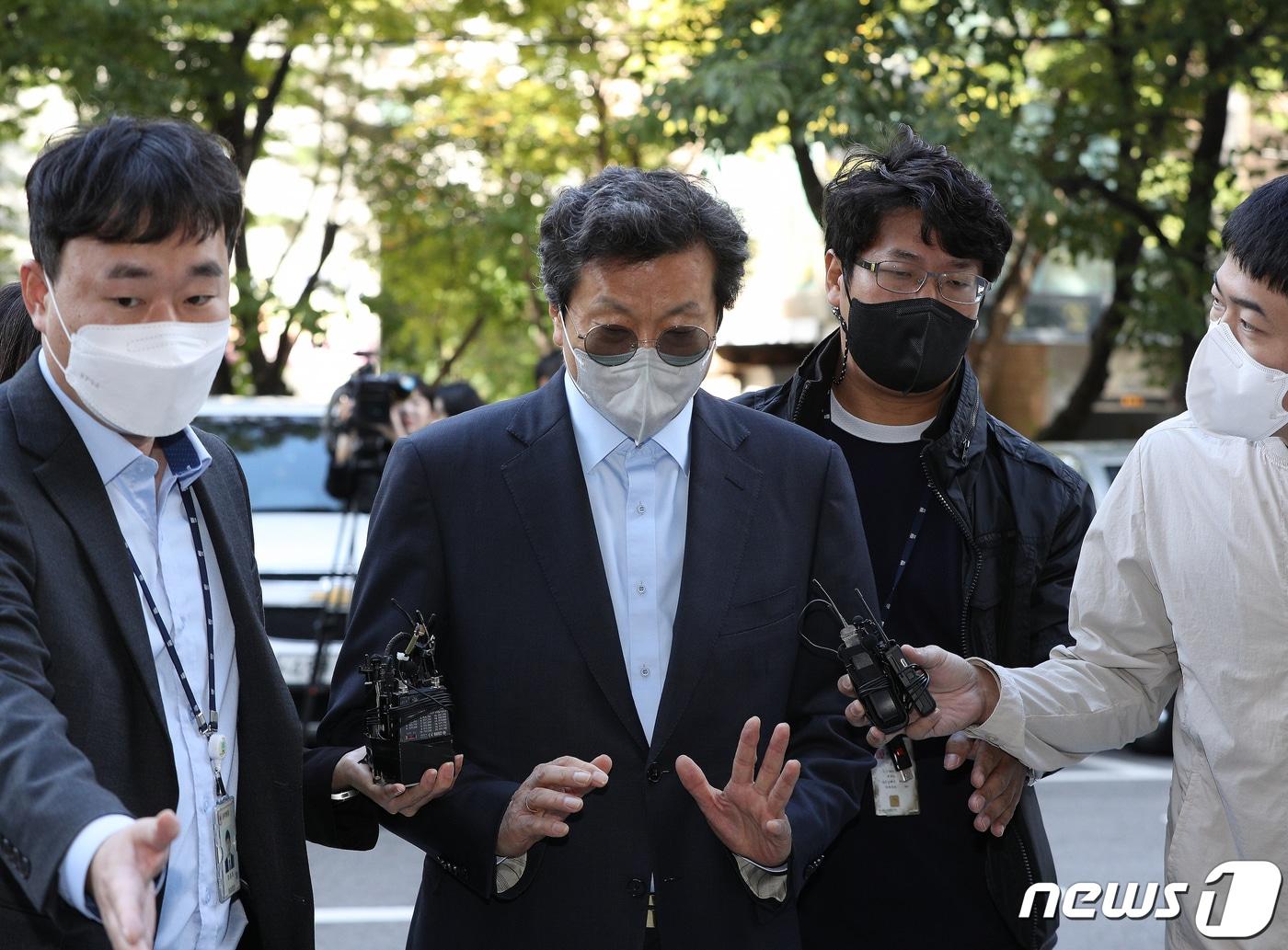 본문 이미지 - 강영권 에디슨모터스 회장이 7일 오전 서울 양천구 남부지방법원에서 열린 구속 전 피의자심문(영장실질심사)에 출석하고 있다. 2022.10.7/뉴스1 ⓒ News1 신웅수 기자
