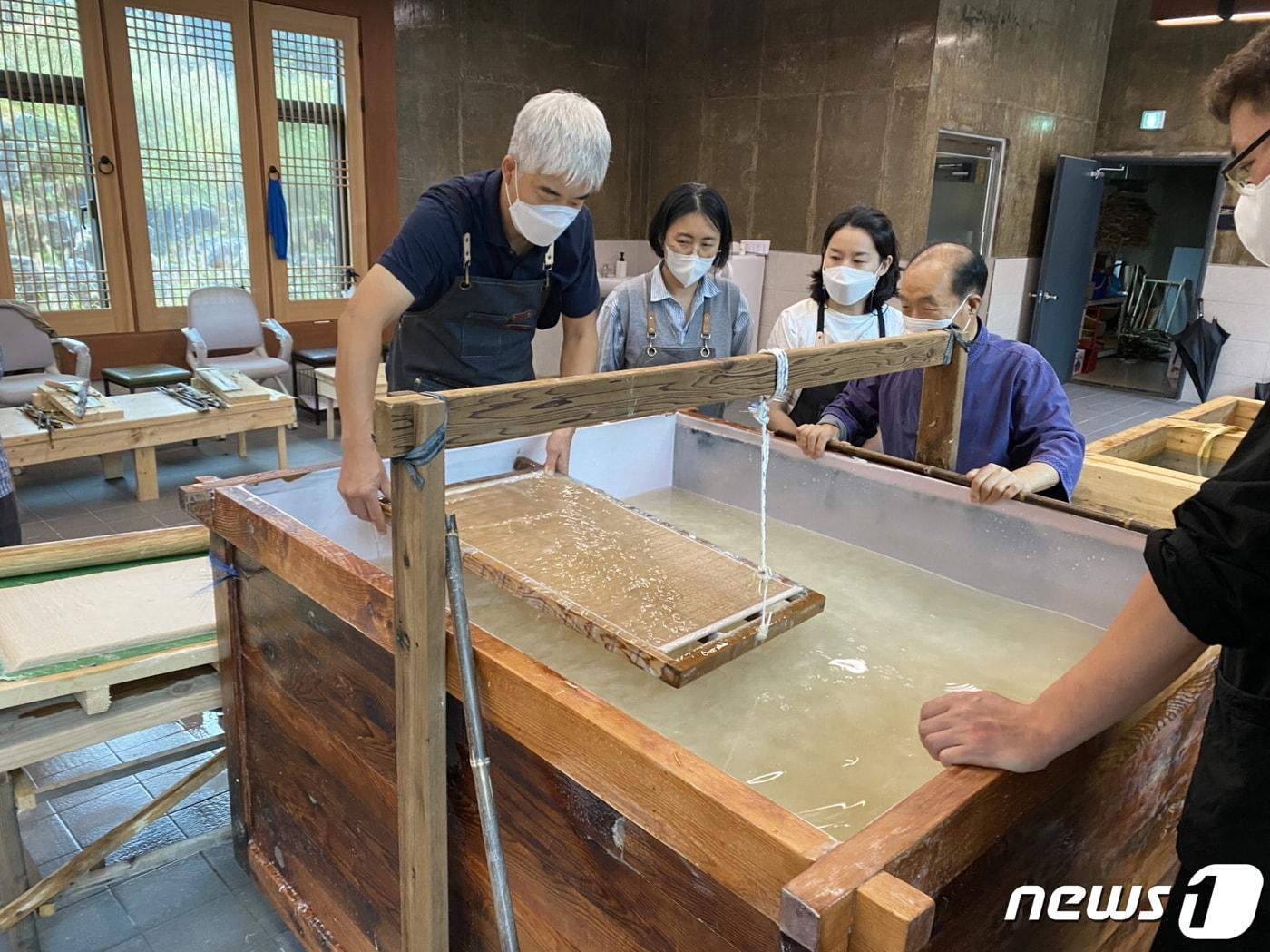 본문 이미지 - 한국전통문화전당 전주천년한지관은 29일까지 전통한지 제조교육 '한지·상상·짓다' 프로그램 참여자를 모집한다고 7일 밝혔다.(전통문화의전당 전주천년한지관 제공)2022.10.7/뉴스1