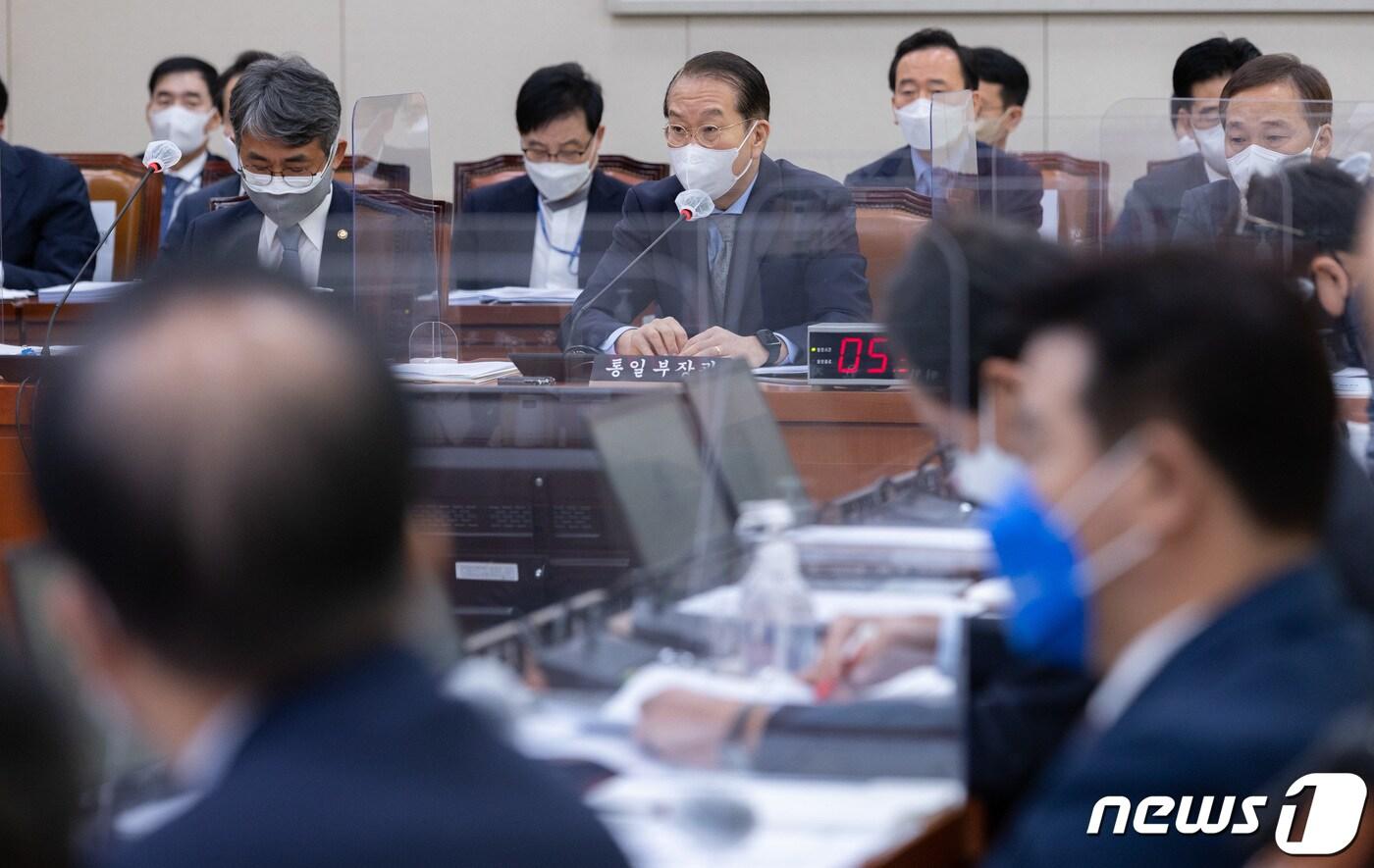 본문 이미지 - 권영세 통일부 장관이 7일 오전 서울 여의도 국회에서 열린 외교통일위원회의 통일부·북한이탈주민지원재단·남북교류지원협회·민주평화통일자문회의사무처에 대한 국정감사에서 의원 질의에 답변하고 있다. 2022.10.7/뉴스1 ⓒ News1 이재명 기자