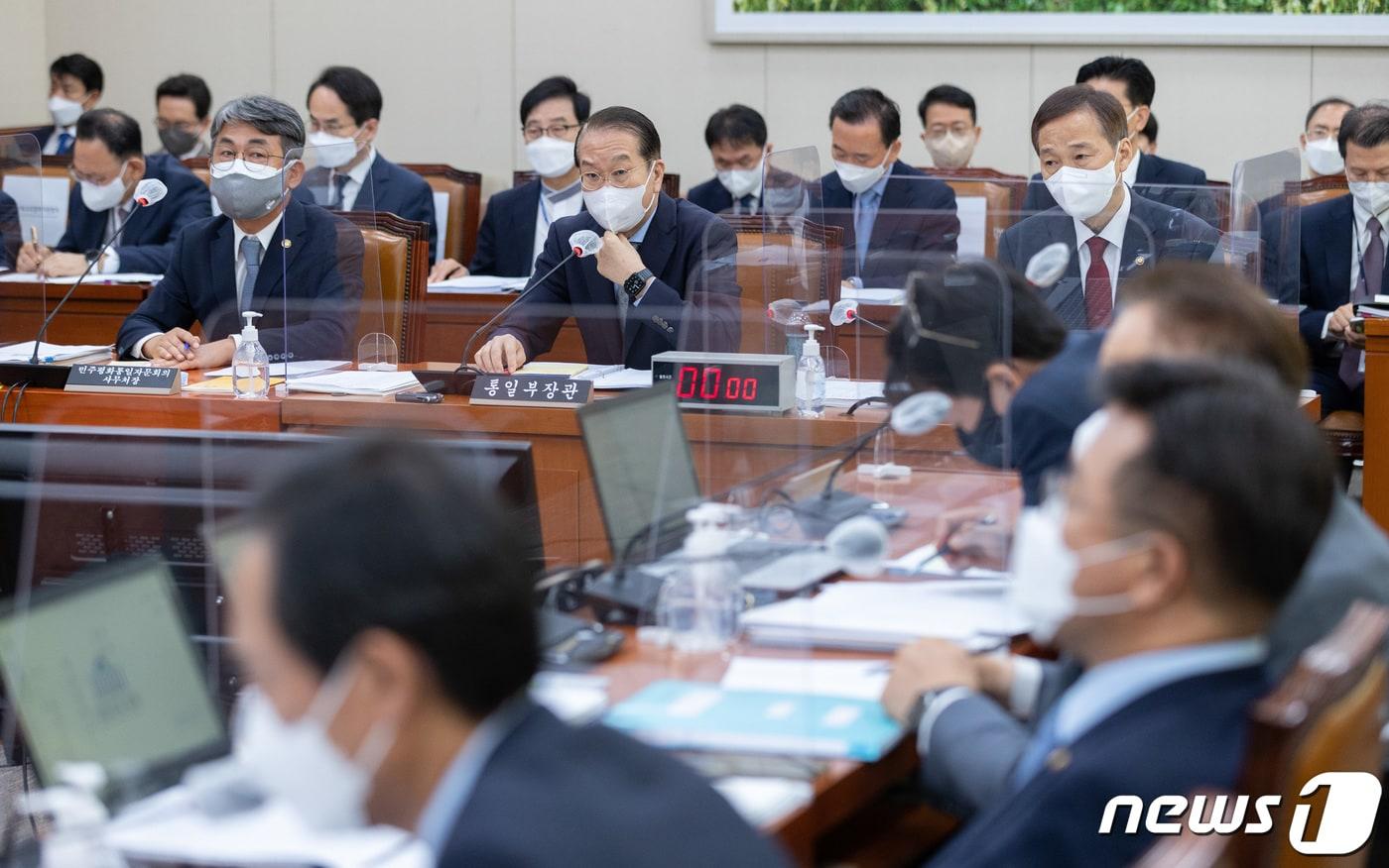 본문 이미지 - 권영세 통일부 장관이 7일 오전 서울 여의도 국회에서 열린 외교통일위원회의 통일부·북한이탈주민지원재단·남북교류지원협회·민주평화통일자문회의사무처에 대한 국정감사에서 의원 질의에 답변하고 있다. 2022.10.7/뉴스1 ⓒ News1 이재명 기자