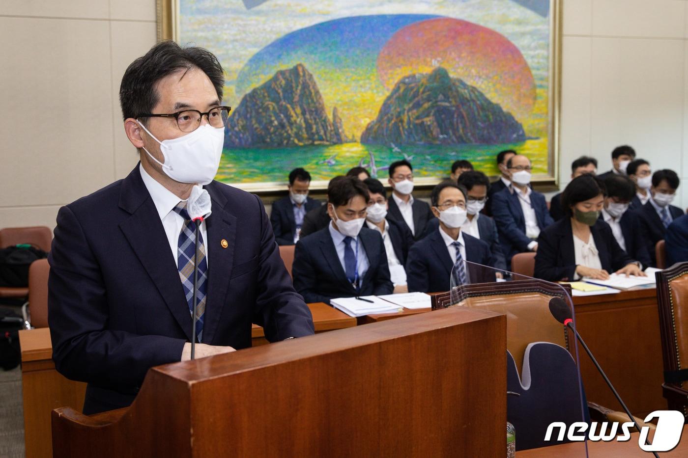 본문 이미지 - 한기정 공정거래위원장이 7일 서울 여의도 국회에서 열린 정무위원회의 공정거래위원회, 한국소비자원, 한국공정거래조정원에 대한 국정감사에서 인사말 및 업무 보고를 하고 있다. 2022.10.7/뉴스1 ⓒ News1 유승관 기자