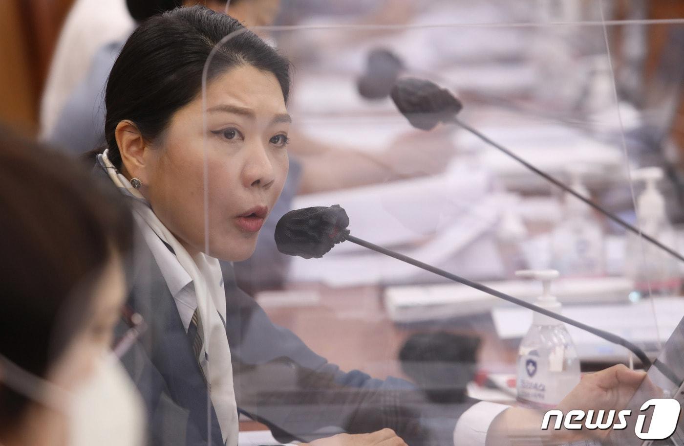 신현영 더불어민주당 의원이 7일 서울 여의도 국회에서 열린 보건복지위원회의 식품의약품안전처 등에 대한 국정감사에서 백경란 질병관리청장이 보유했던 신테카바이오 주식과 관련한 질의를 하고 있다. (공동취재) 2022.10.7/뉴스1 ⓒ News1 이재명 기자