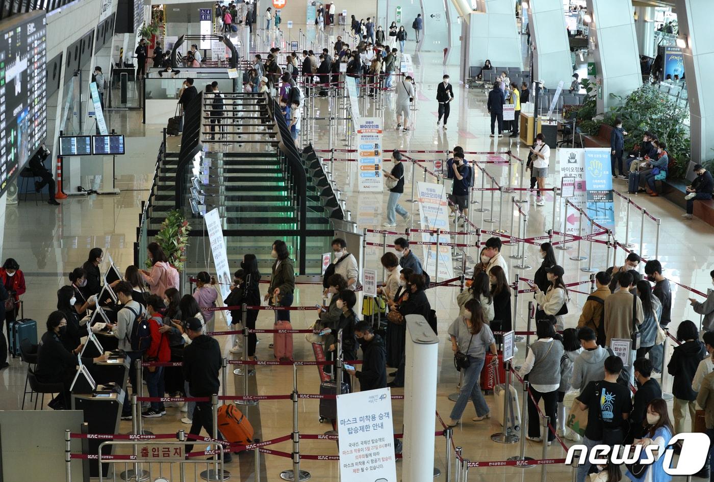본문 이미지 - 한글날 연휴를 앞둔 7일 서울 강서구 김포공항 국내선 출국장이 여행객들로 붐비고 있다. 2022.10.7/뉴스1 ⓒ News1 신웅수 기자