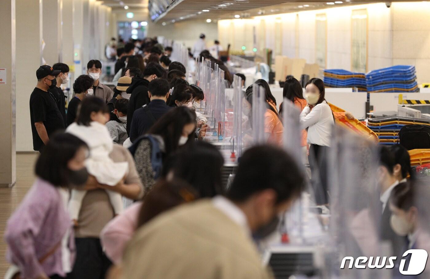 본문 이미지 - 한글날 연휴를 앞두고 서울 강서구 김포공항 국내선 출국장이 여행객들로 붐비고 있다. 2022.10.7/뉴스1 ⓒ News1 신웅수 기자