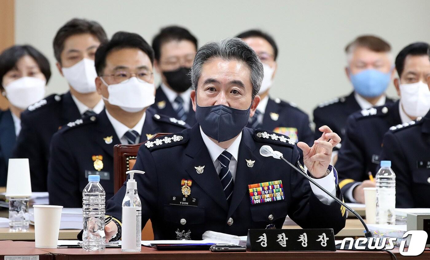 본문 이미지 - 윤희근 경찰청장이 7일 서울 서대문구 경찰청에서 열린 국회 행정안전위원회의 경찰청에 대한 국정감사에서 의원 질의에 답하고 있다. 2022.10.7/뉴스1 ⓒ News1 박지혜 기자