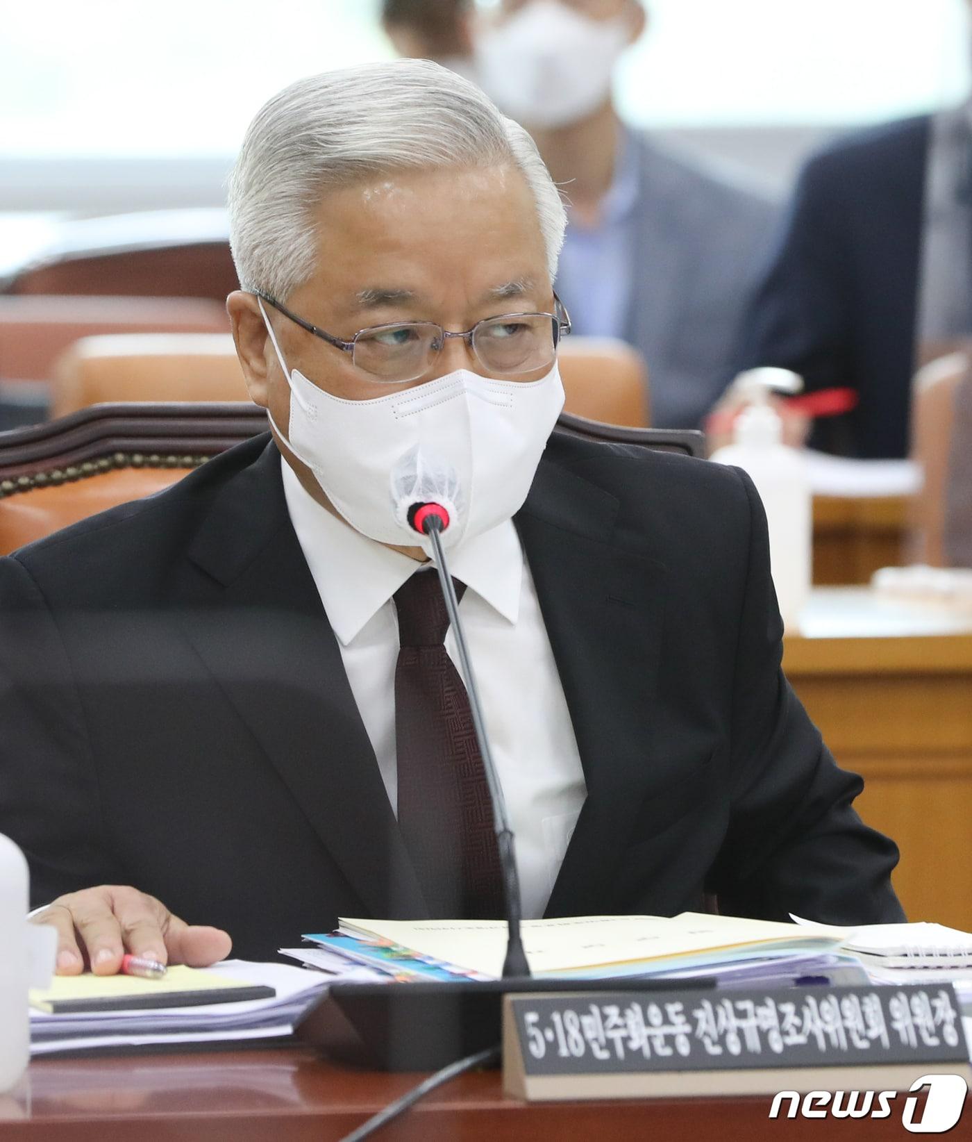 본문 이미지 - 송선태 5.18민주화운동 진상규명조사위원장이 7일 서울 여의도 국회에서 열린 국방위원회의 5·18민주화운동 진상규명조사위원회, 병무청에 대한 국정감사에서 의원들의 질의에 답하고 있다. 2022.10.7/뉴스1 ⓒ News1 허경 기자