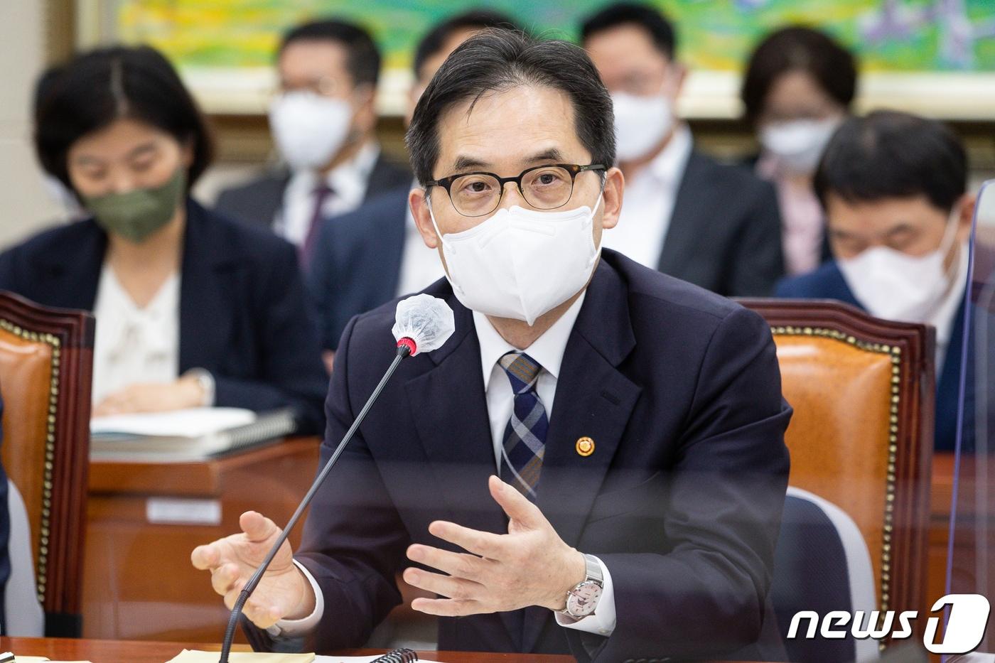 본문 이미지 - 한기정 공정거래위원장이 7일 서울 여의도 국회에서 열린 정무위원회의 공정거래위원회, 한국소비자원, 한국공정거래조정원에 대한 국정감사에서 의원 질의에 답변하고 있다. 2022.10.7/뉴스1 ⓒ News1 유승관 기자