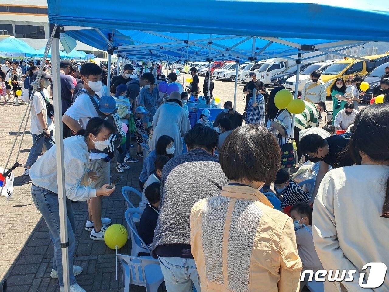 본문 이미지 - 7일 충북 충주 아사모는 오는 8일 충주실내체육관 광장에서 '2022 아사모 마켓데이' 행사를 연다고 밝혔다. 사진은 지난 4월 마켓데이.(충주 아사모 제공)2022.10.7. /뉴스1