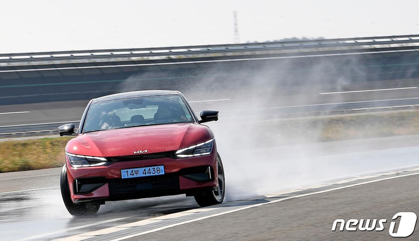 본문 이미지 - 고성능 전기차 The Kia EV6 GT(기아 제공)