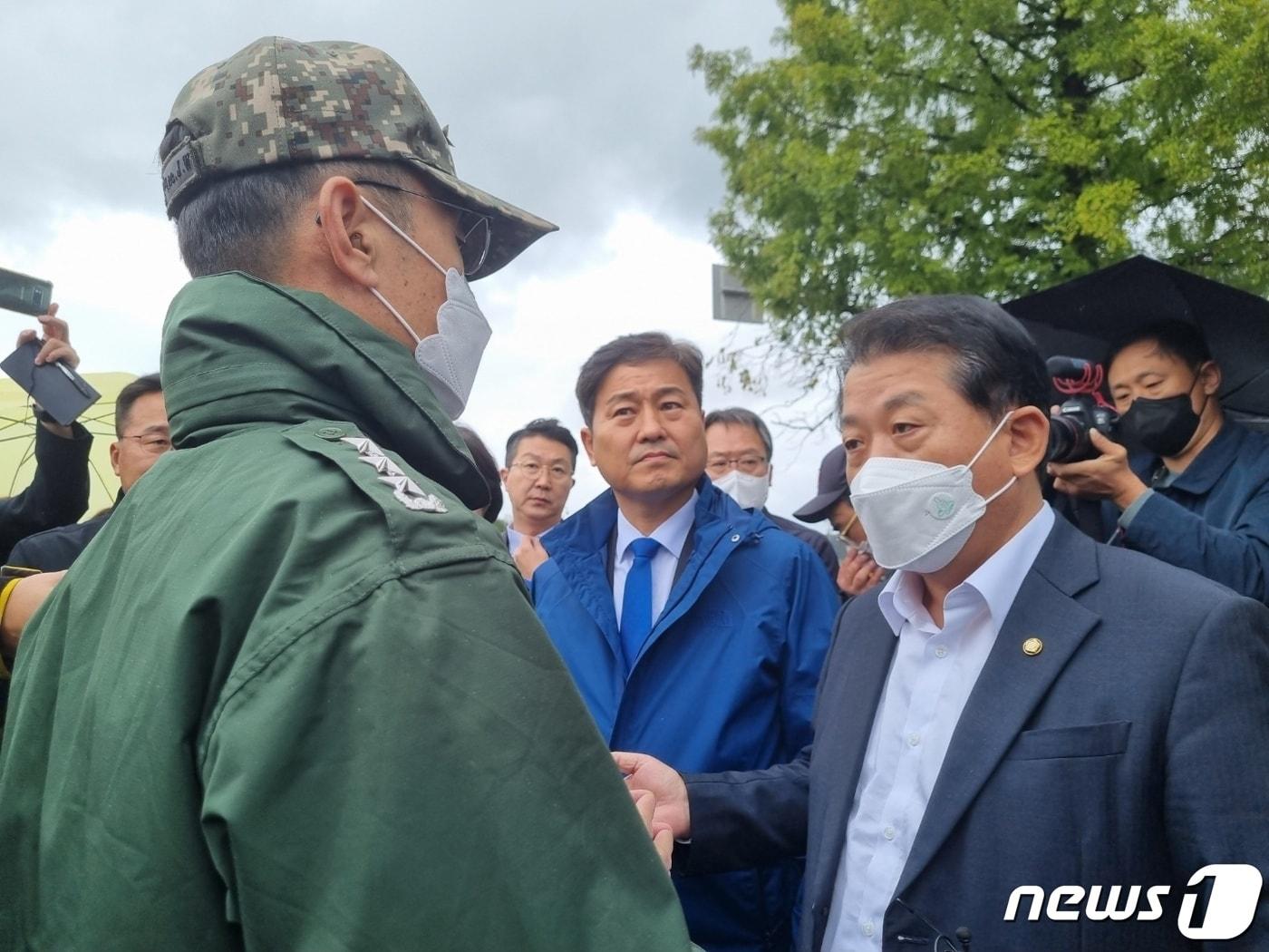 본문 이미지 - 국회 국방위원회 더불어민주당 김병주, 김영배, 송옥주 의원과 김우영 강원도당위원장 등이 7일 오후 현무미사일 낙탄 사고가 발생한 강원 강릉 공군부대를 방문, 육군미사일 전략사령관 이정웅 중장에게 출입제한 내용을 전달 받고 있다. 낙탄 사고는 지난 4일 밤 북한 중거리 탄도미사일(IRBM) 도발 대응 조치로 발사했던 현무-2C 탄도미사일 1발이 비정상적으로 비행해 부대로 떨어지면서 폭발, 섬광 등이 발생한 것으로 밝혀졌다. 2022.10.7/뉴스1 ⓒ News1 윤왕근 기자