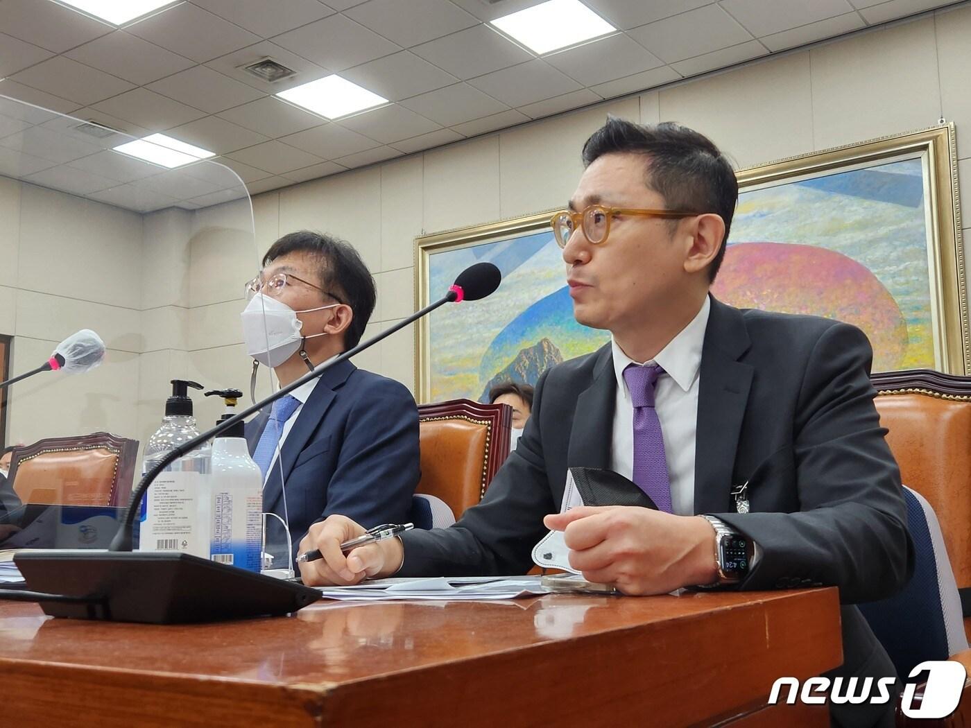 본문 이미지 - 안철현 애플코리아 부사장이 7일 오후 국회 정무위 국정감사에 일반증인으로 출석해 답변하고 있다. 2022.10.7/뉴스1 ⓒ News1 이정후 기자