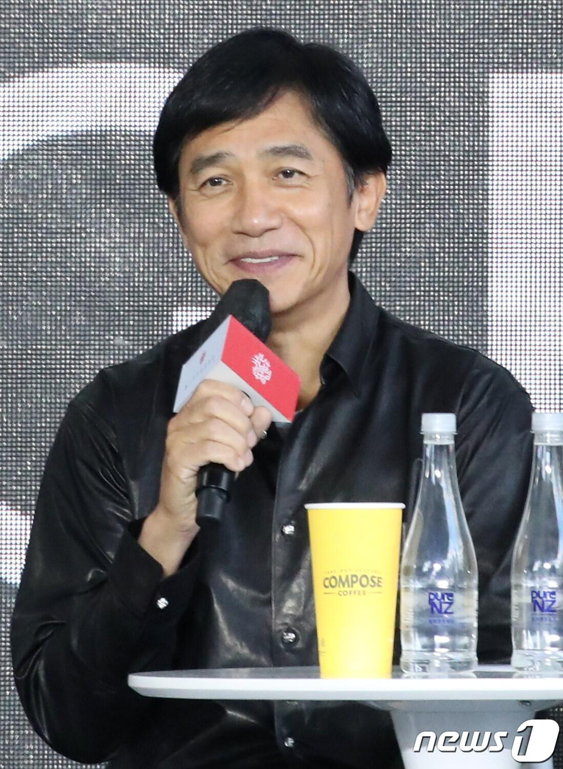 본문 이미지 - 배우 양조위가 7일 부산 해운대구 영화의전당 BIFFXGENESIS 야외무대에서 열린 제27회 부산국제영화제 오픈토크 '화양연화'에서 팬들에게 인사말을 하고 있다. 2022.10.7/뉴스1 ⓒ News1 김영훈 기자